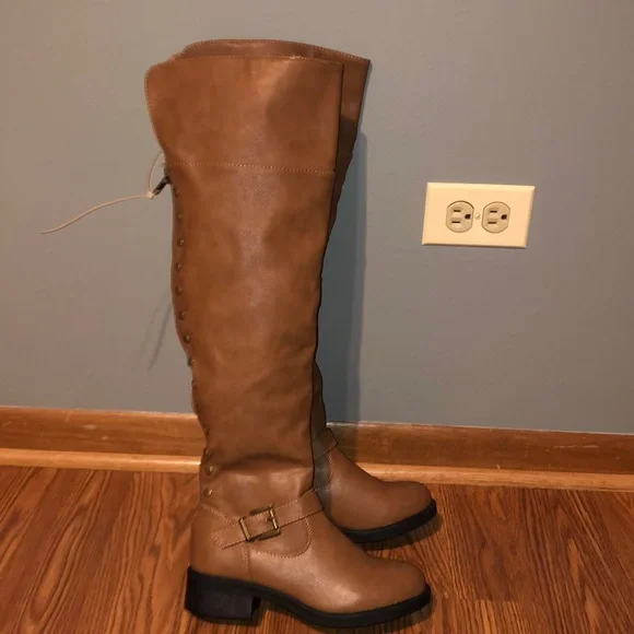 BRAND NEW WOMAN’S BROWN BOOTS SIZE 6! NWT! BACK ZIP STUD FLAT SMOKE FREE HOME! - Picture 5 of 5